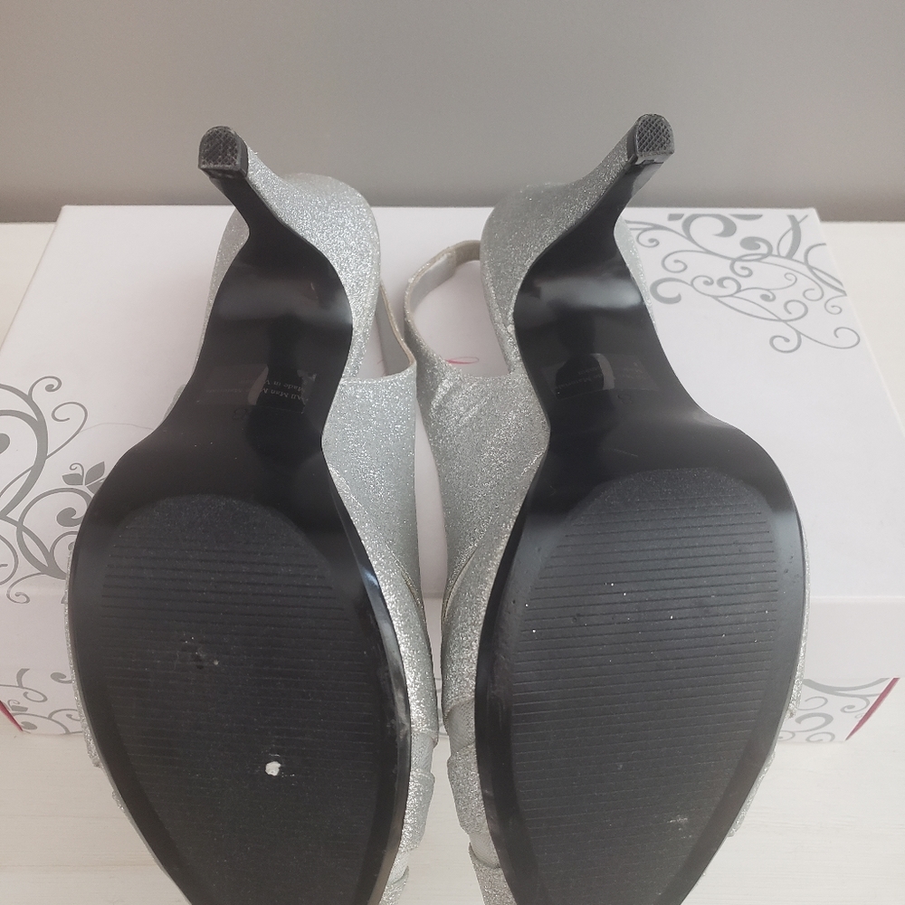 Silver Heels - Picture 4 of 8